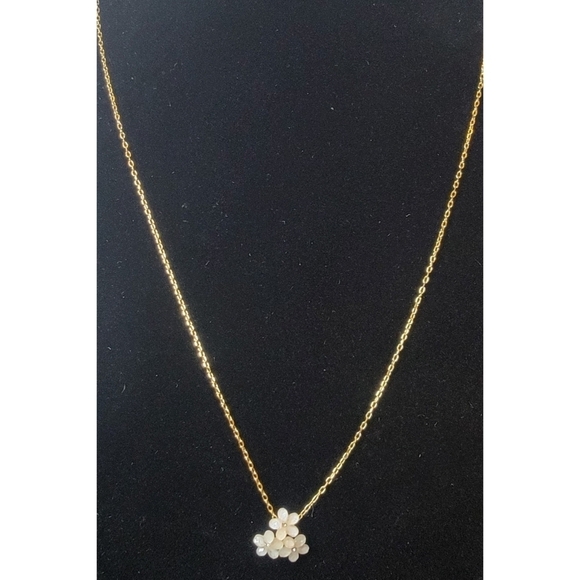 NIB Elegant Mother of Pearl Flower Necklace with Crystals - Picture 4 of 13